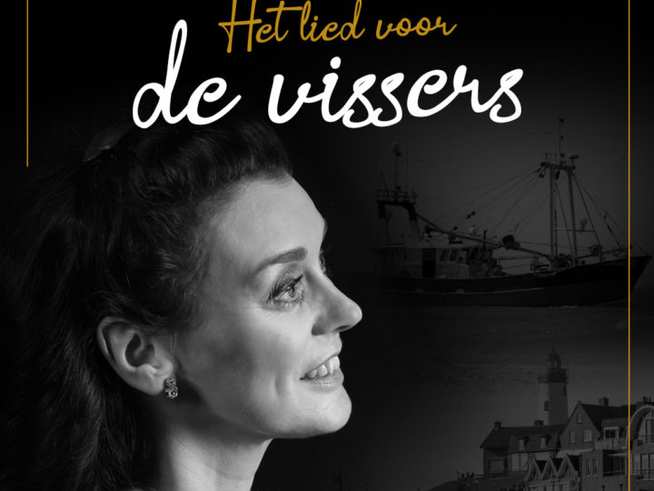 Zangeres Geke van der Sloot deelt eerste single uit met “Het lied voor de vissers” in de Tweede Kamer.