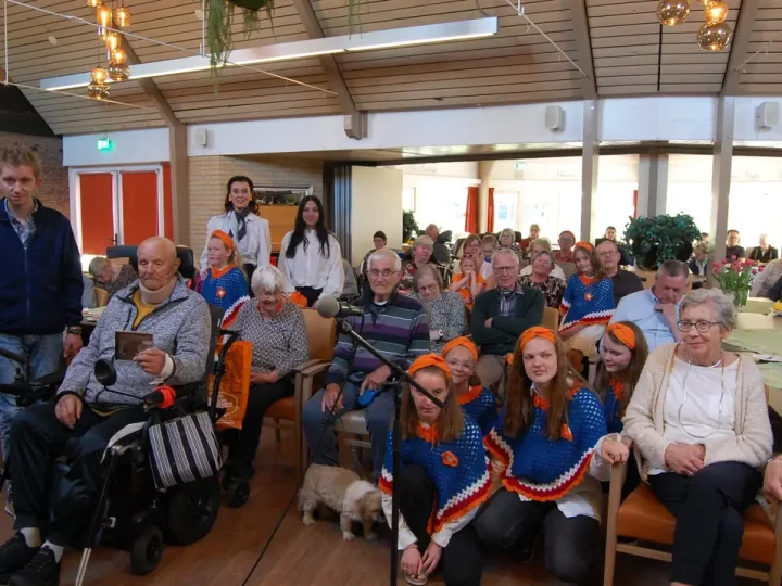 Uniek in Nederland: Verpleeghuiskoor en kinderkoor vieren jubileum met bijzondere filmproductie